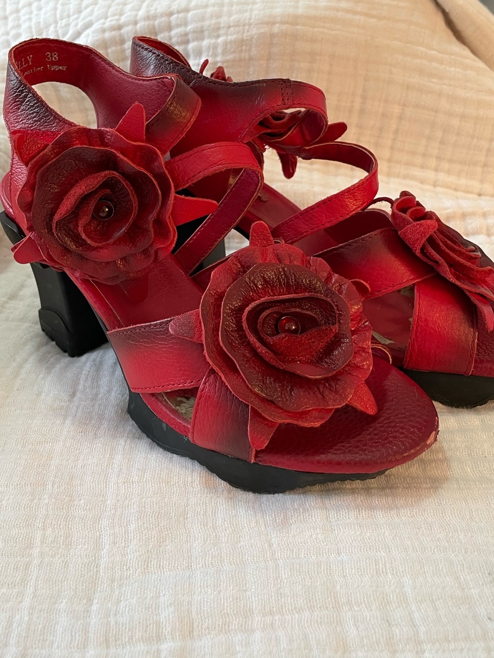 L'Artiste Shelly Red Rose Shelly Leather Spring Step Heeled Sandals Sz 7